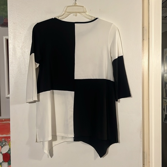 1ère Avenue black/cream 3/4 sleeve handkerchief hem top - Picture 5 of 9